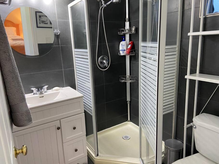 Adorable 2-Bedroom Guesthouse With Free Parking Виктория Экстерьер фото